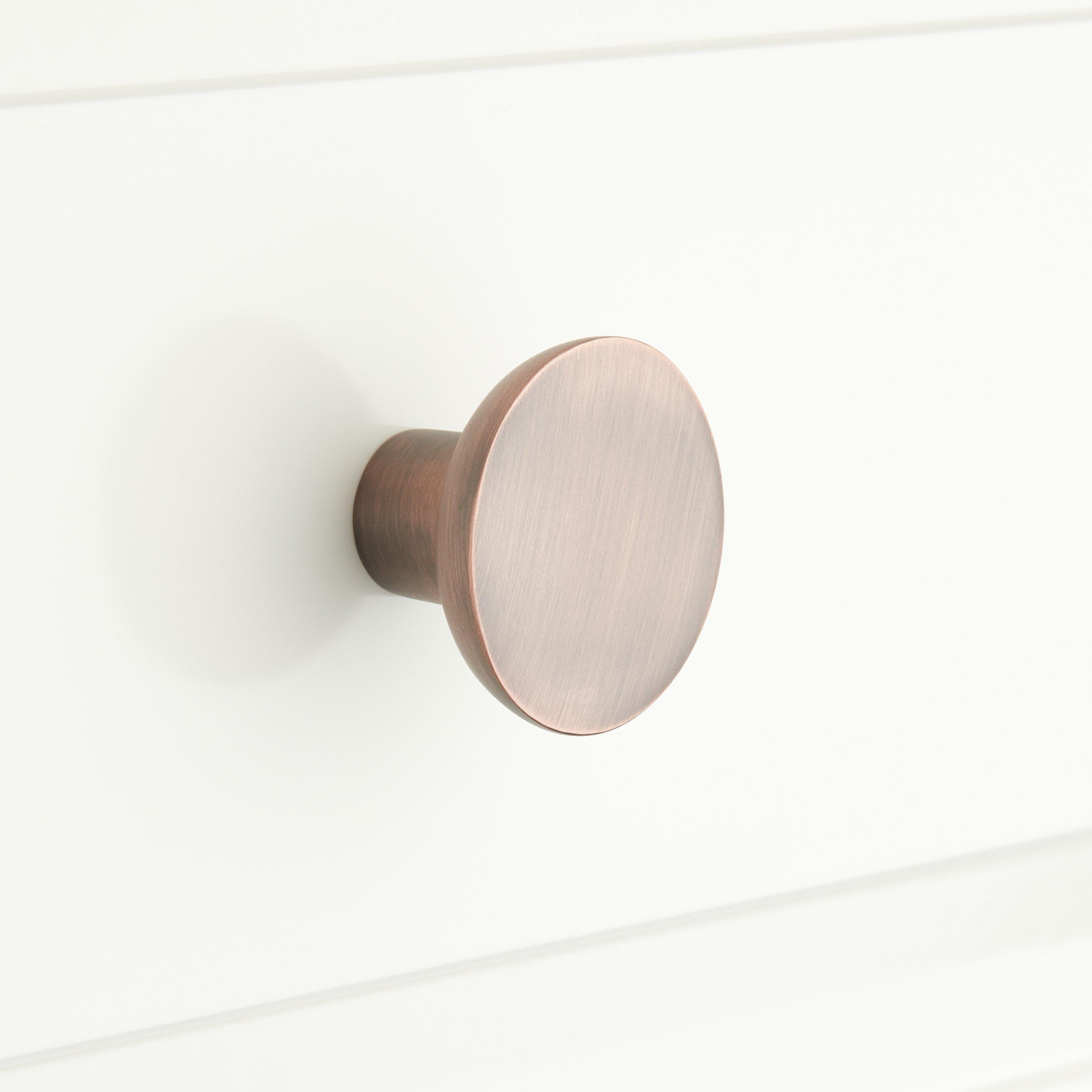 https://images.signaturehardware.com/i/signaturehdwr/441654-gordes-cabinet-knob-AC-Beauty10.jpg