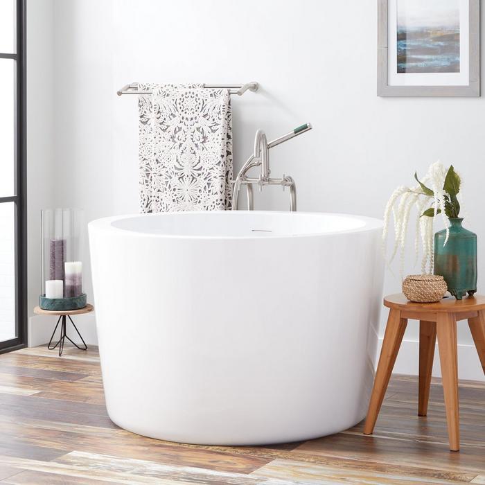 Siglo Round Japanese Soaking Tub with Slotted Overflow