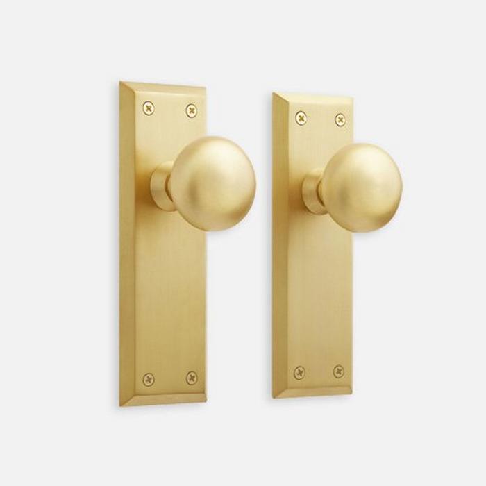 Hubbard Brass Interior Door Knob & Plate Set in Satin Brass