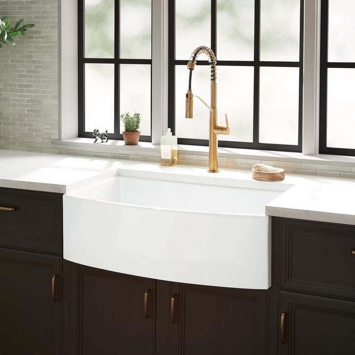 33" Wenbrook Fireclay Farmhouse Kitchen Sink with Curved Apron, Eiler Single-Hole Kitchen Faucet in Brushed Gold