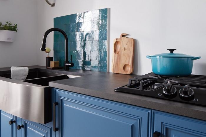 Gourmet kitchen with the Ridgeway Kitchen Faucet in Matte Black, 33" Atlas Double-Bowl Stainless Steel Farmhouse Sink