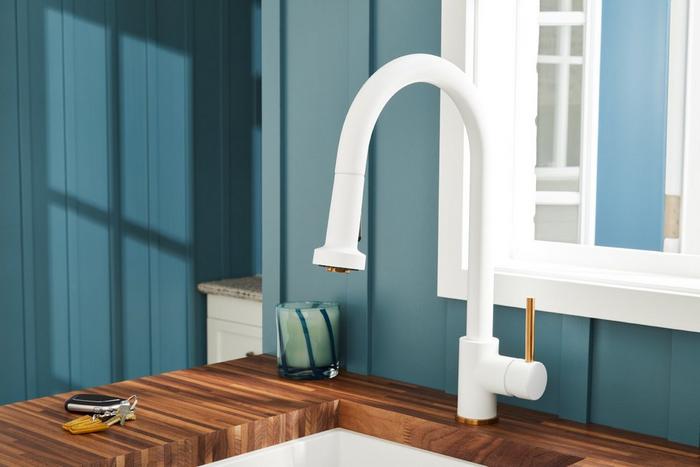 Ridgeway Pull-Down Two-Tone Kitchen Faucet for single hole faucet installation