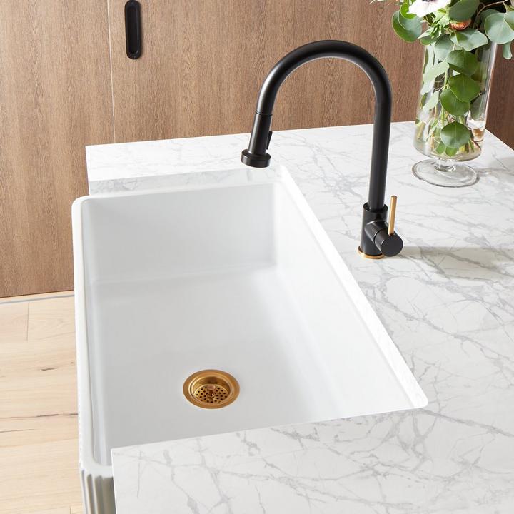 3-1/2" Strainer Basket with Lift Stopper in Brushed Gold, Ridgeway Kitchen Faucet in Matte Black, 33" Easley Farmhouse Sink