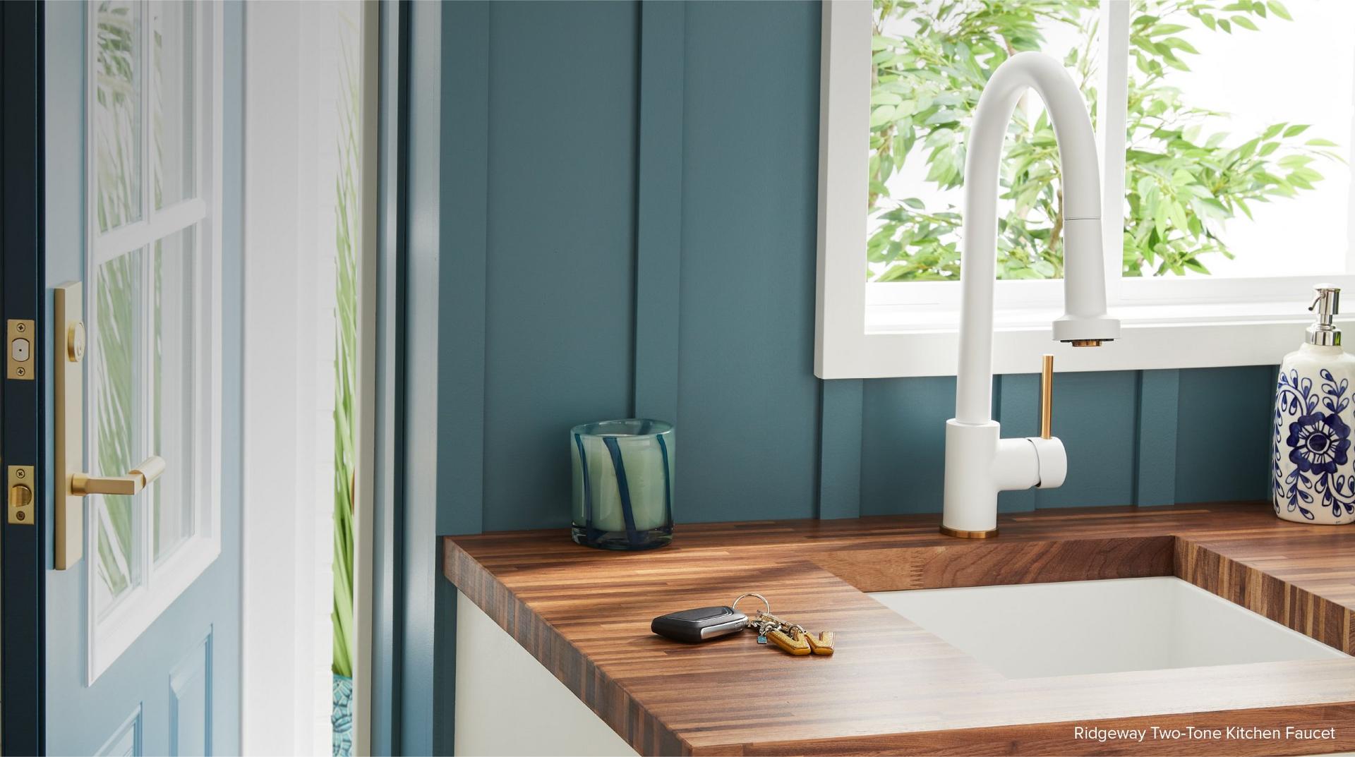 Ridgeway Pull-Down Two-Tone Kitchen Faucet - Matte White/Brushed Gold
