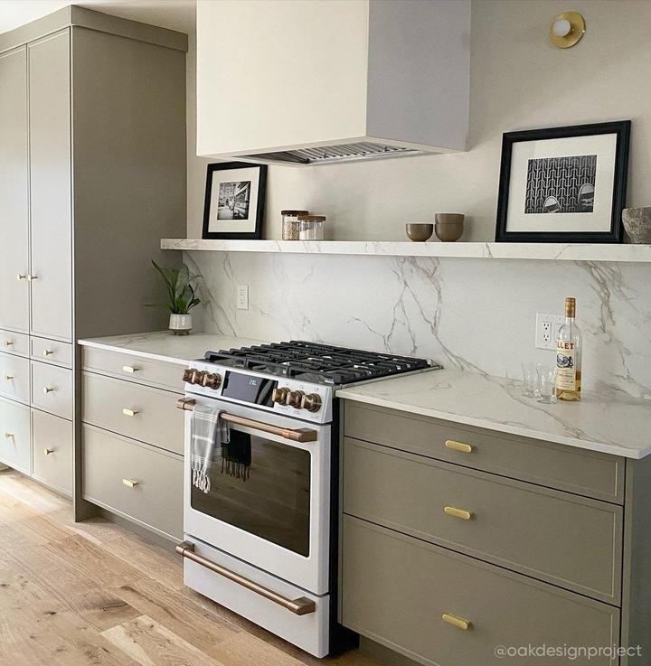 Kitchen designed by Oak Design Project with the Minette Solid Brass Cabinet Pull in Satin Brass