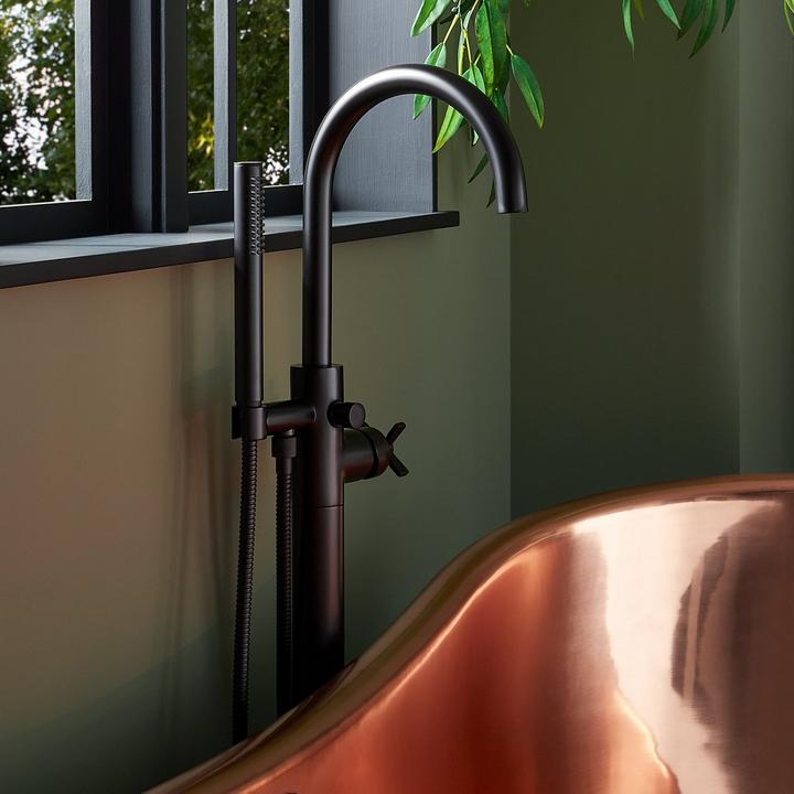 Vassor Freestanding Tub Faucet in Matte Black
