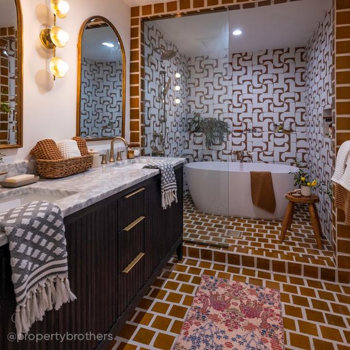 Bathroom designed by the Scott Brothers with 59" Ocala Tub, Lentz Towel Bar in Brushed Gold, 72" Manolin Vanity - Arcadian Black