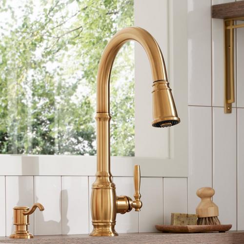 Finnian Pull-Down Kitchen Faucet in Brushed Gold